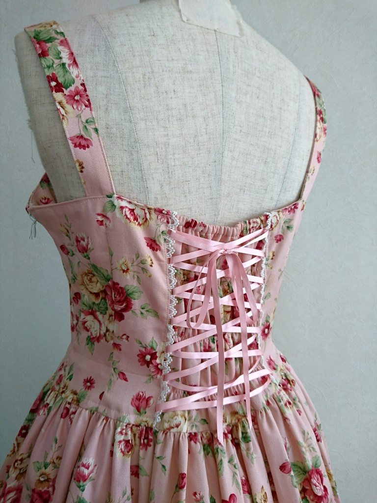 胸元シャーリングの花柄ジャンパースカート