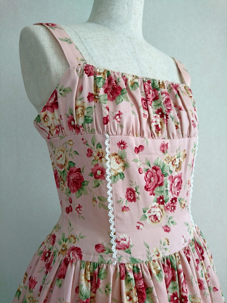 胸元シャーリングの花柄ジャンパースカート