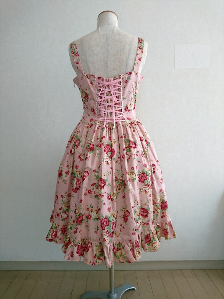 胸元シャーリングの花柄ジャンパースカート