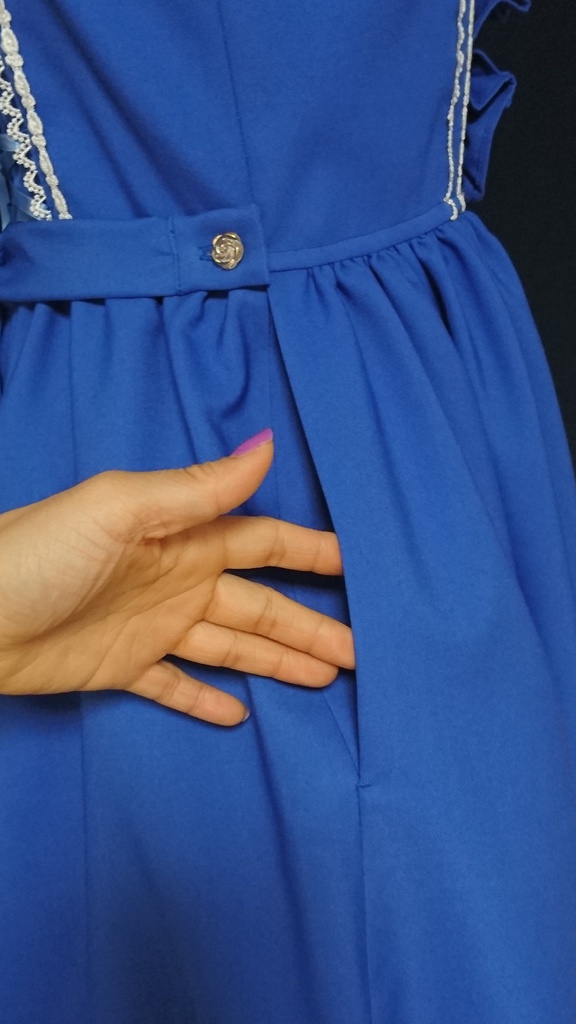 前立てフリル飾りのジャンパースカート