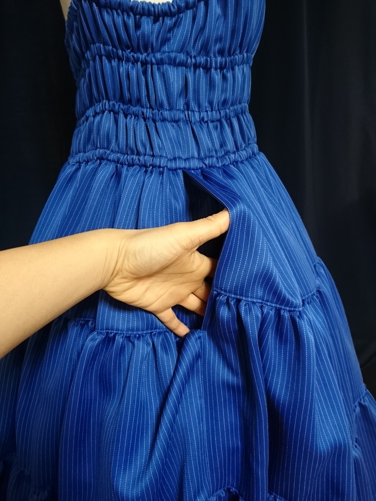 総シャーリング仕立てのストライプティアードジャンパースカート