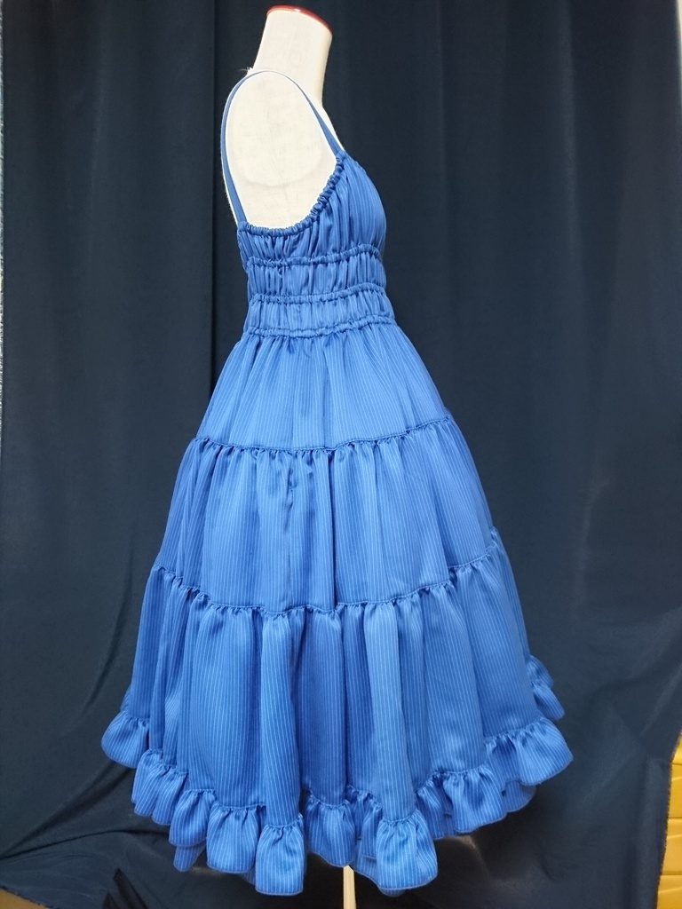 総シャーリング仕立てのストライプティアードジャンパースカート