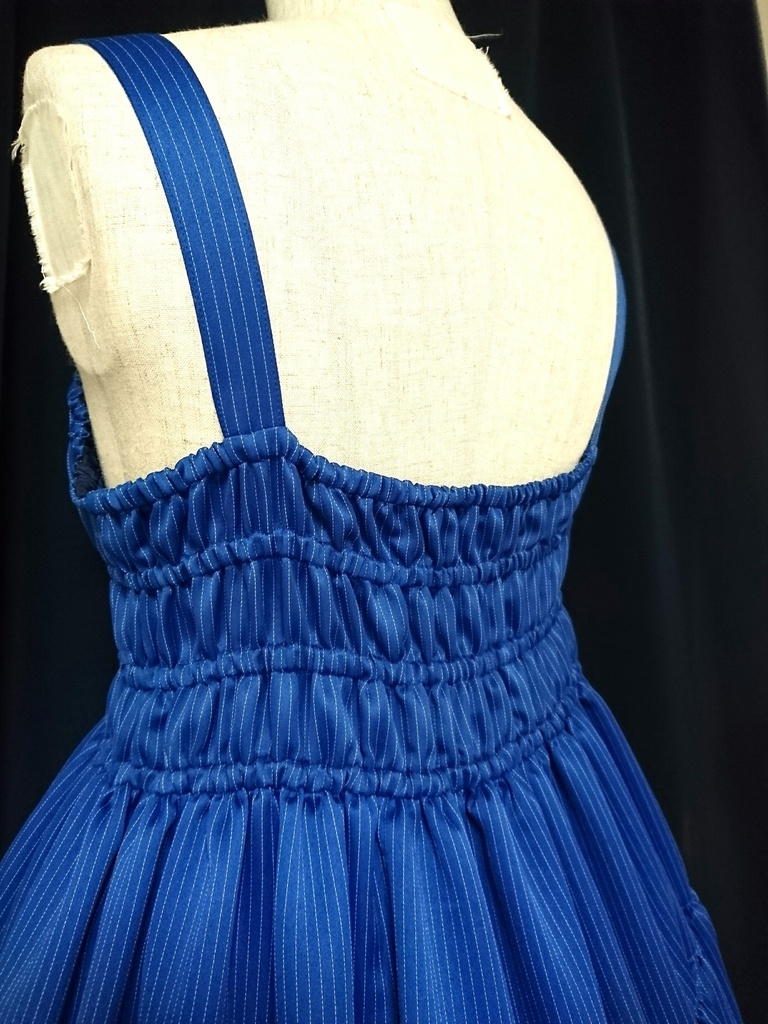 総シャーリング仕立てのストライプティアードジャンパースカート