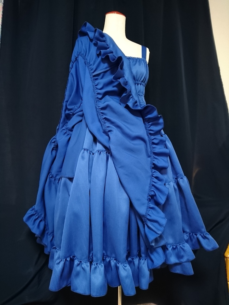 総シャーリング仕立てのストライプティアードジャンパースカート