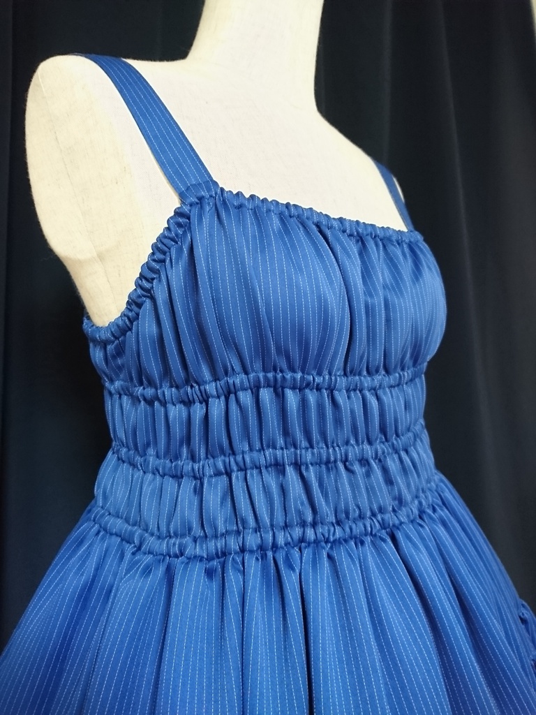 総シャーリング仕立てのストライプティアードジャンパースカート