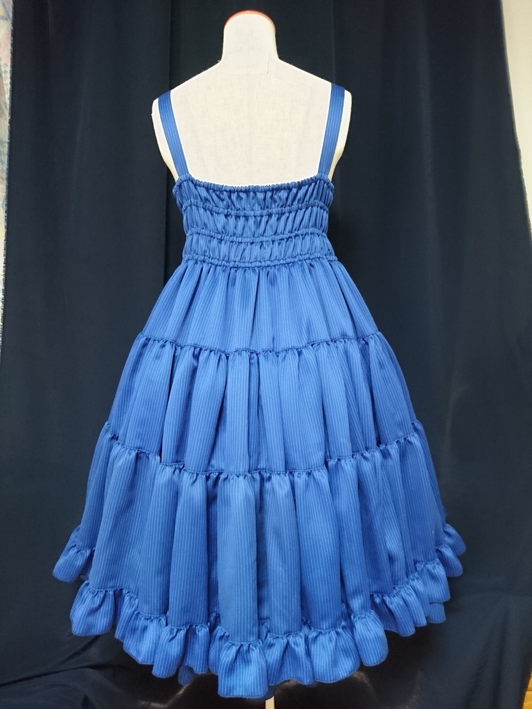 総シャーリング仕立てのストライプティアードジャンパースカート