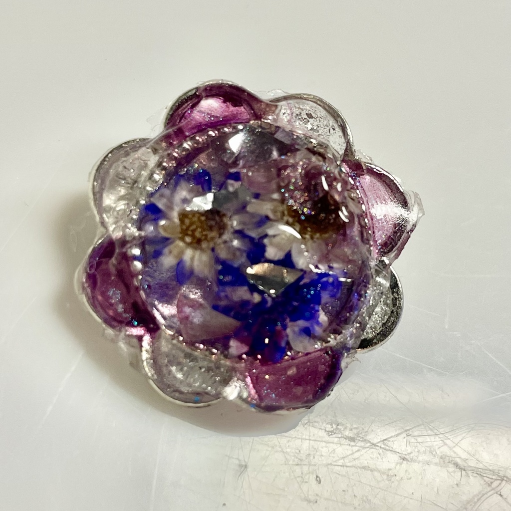 紫花のピンブローチ