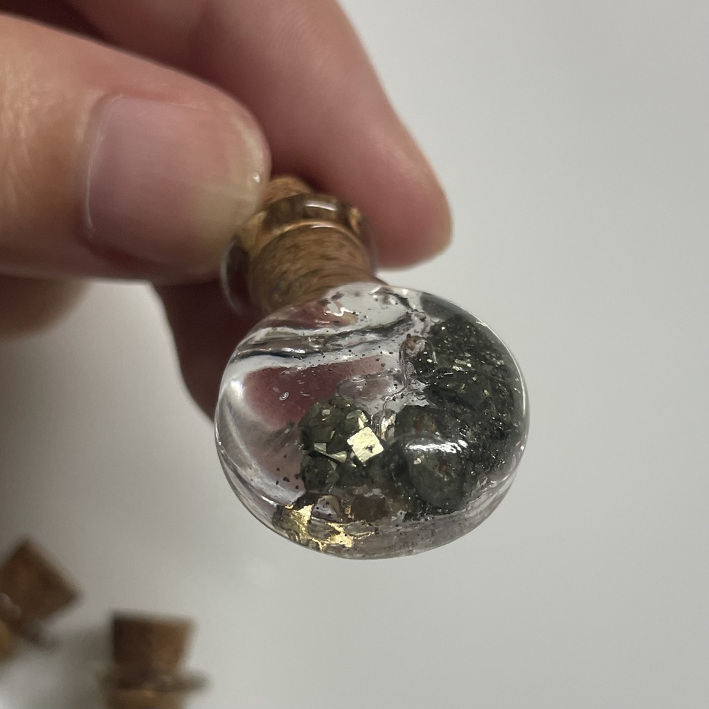 国産愚者の黄金入り ミニ平底丸フラスコ