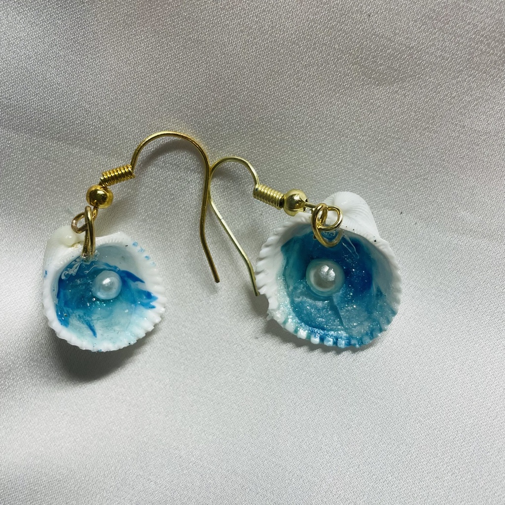 白い貝殻の中の海と真珠　ピアス