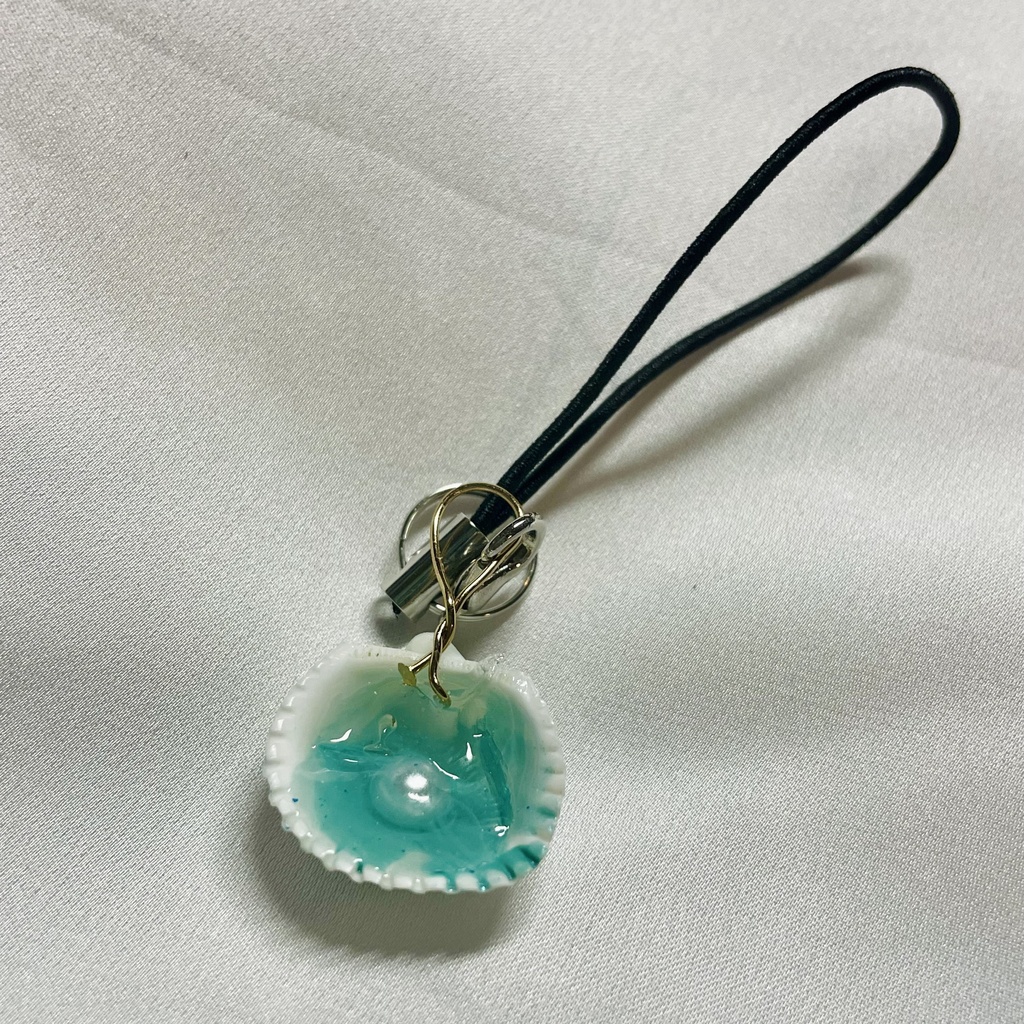 白い貝殻の中の海と真珠　根付けorめじるしアクセ