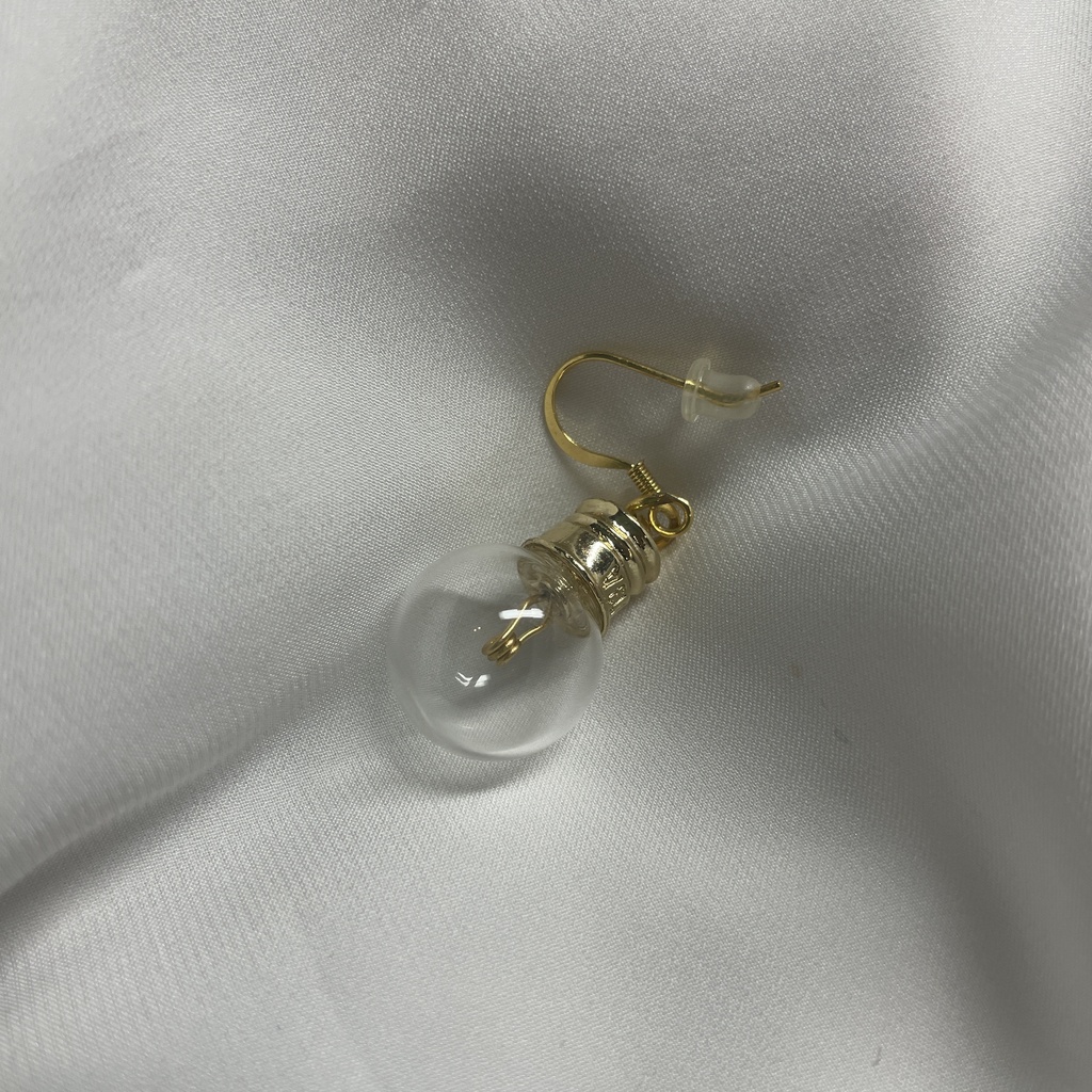 豆電球のピアス