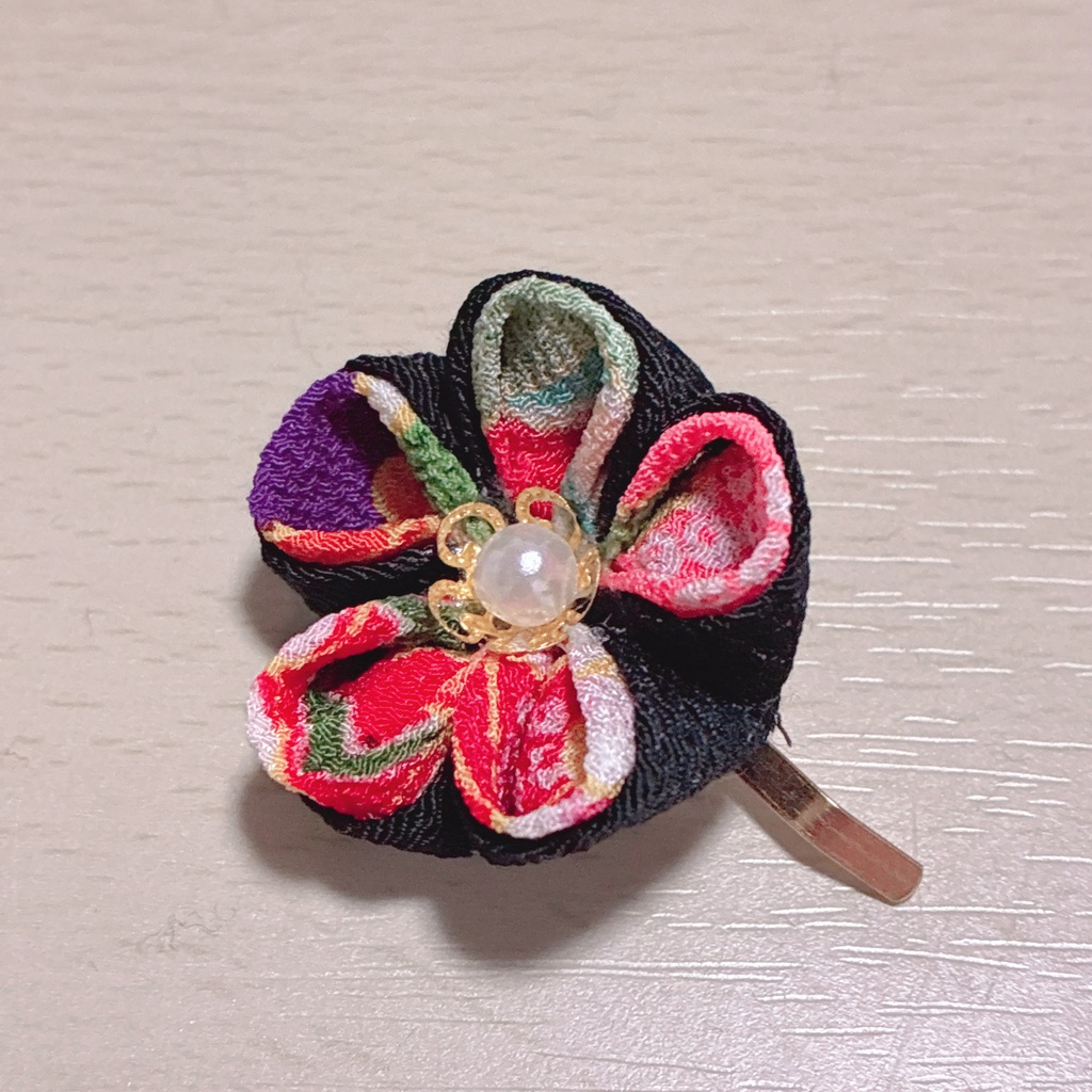 宵花のつまみ細工ポニーフック｜和柄×黒ちりめん
