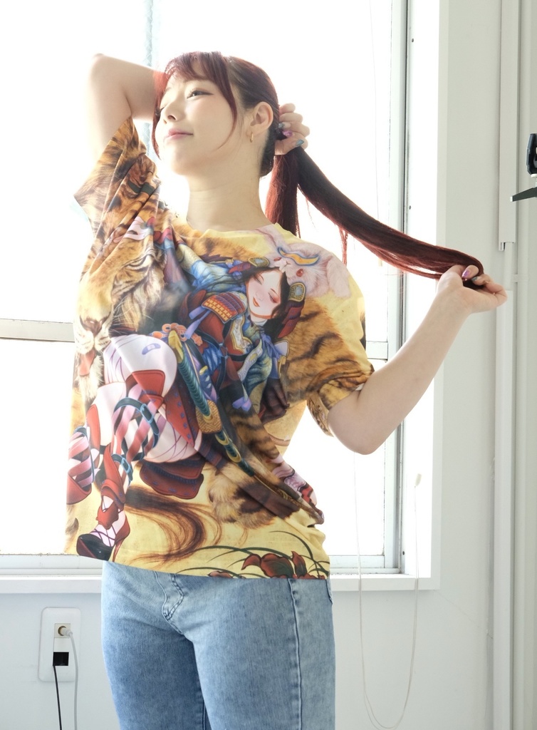 「捨身飼虎図」と「桜狩遊楽図」によるフルグラフィックTシャツ ツナマヨさんモデル