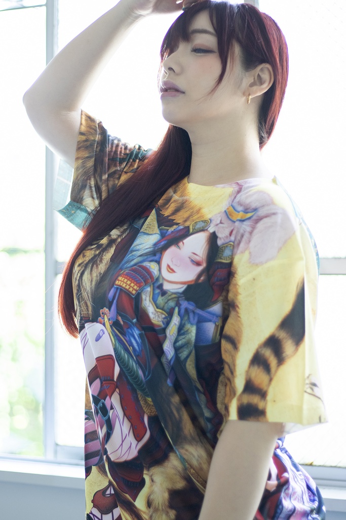 「捨身飼虎図」と「桜狩遊楽図」によるフルグラフィックTシャツ　ツナマヨさんモデル