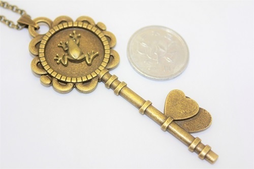 カエルの鍵のペンダント