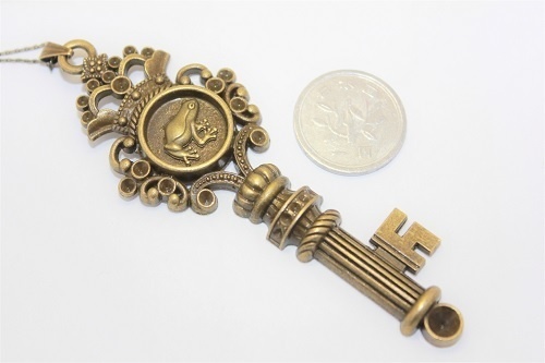 カエルの鍵のペンダント