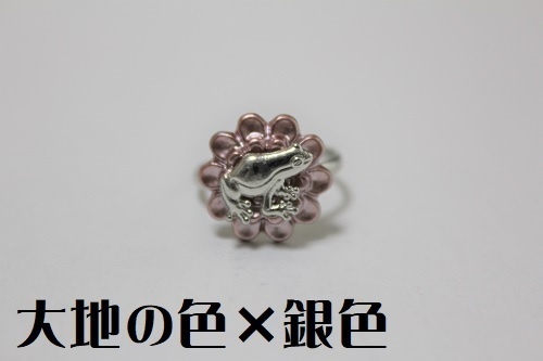 シックなお花と見据えるカエルさんの指輪