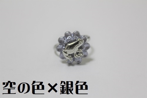 シックなお花と見据えるカエルさんの指輪