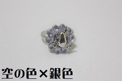 シックなお花と昇りカエルさんの指輪
