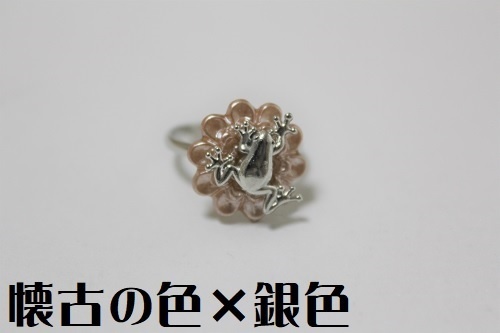 シックなお花と昇りカエルさんの指輪