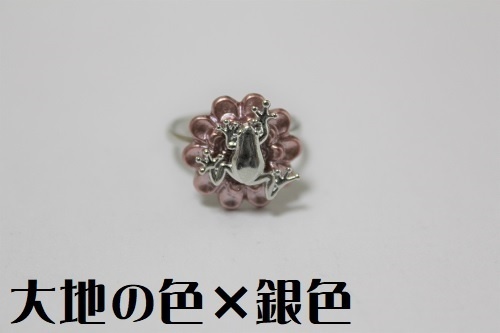 シックなお花と昇りカエルさんの指輪