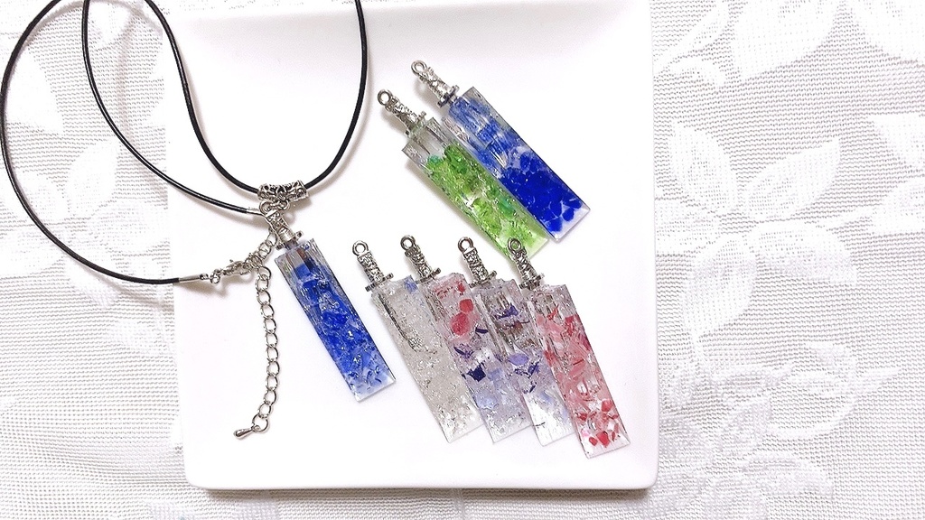 刀剣男士・琉球ガラスカレット刀剣ペンダント