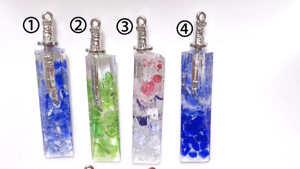 刀剣男士・琉球ガラスカレット刀剣ペンダント