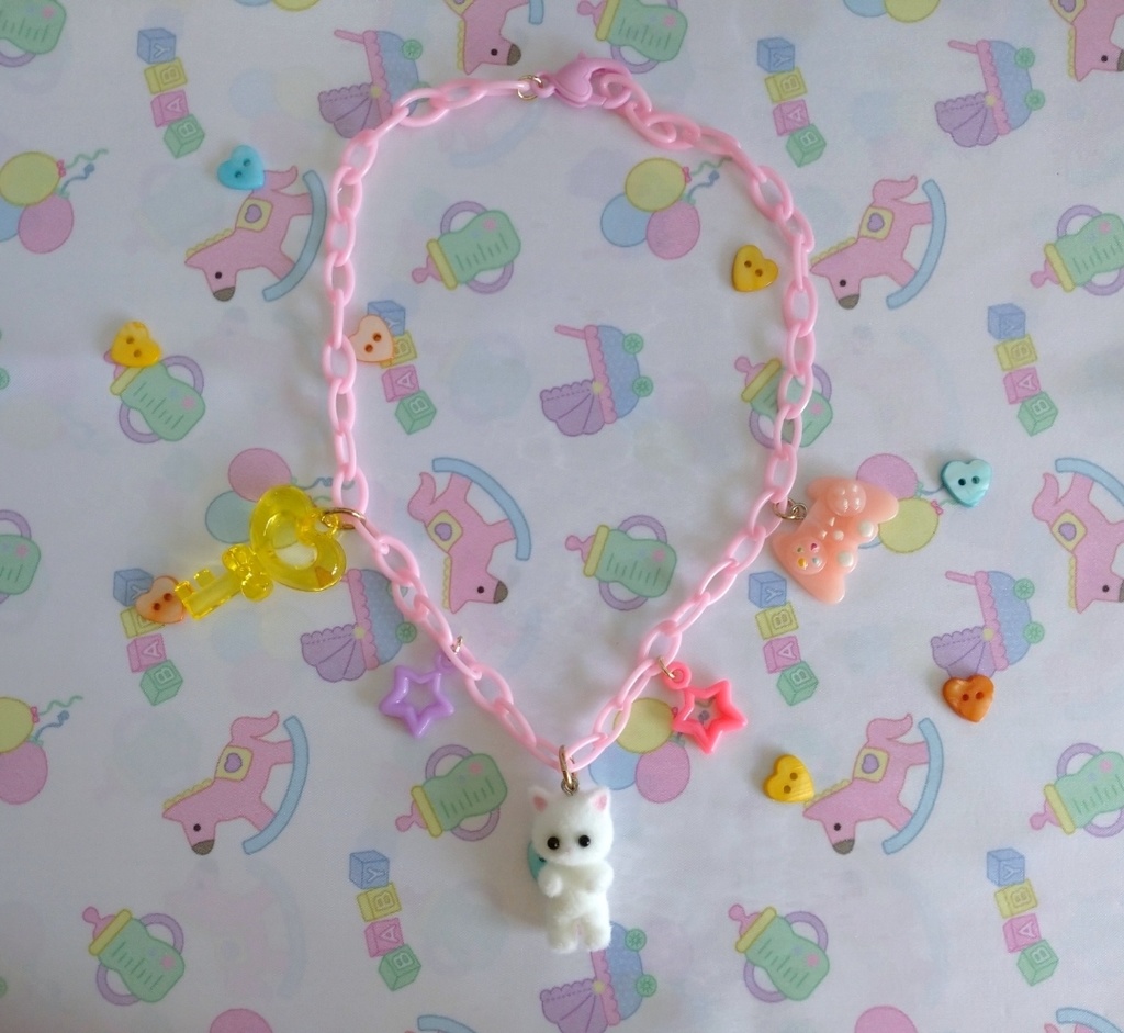 白ネコドールのトイネックレス