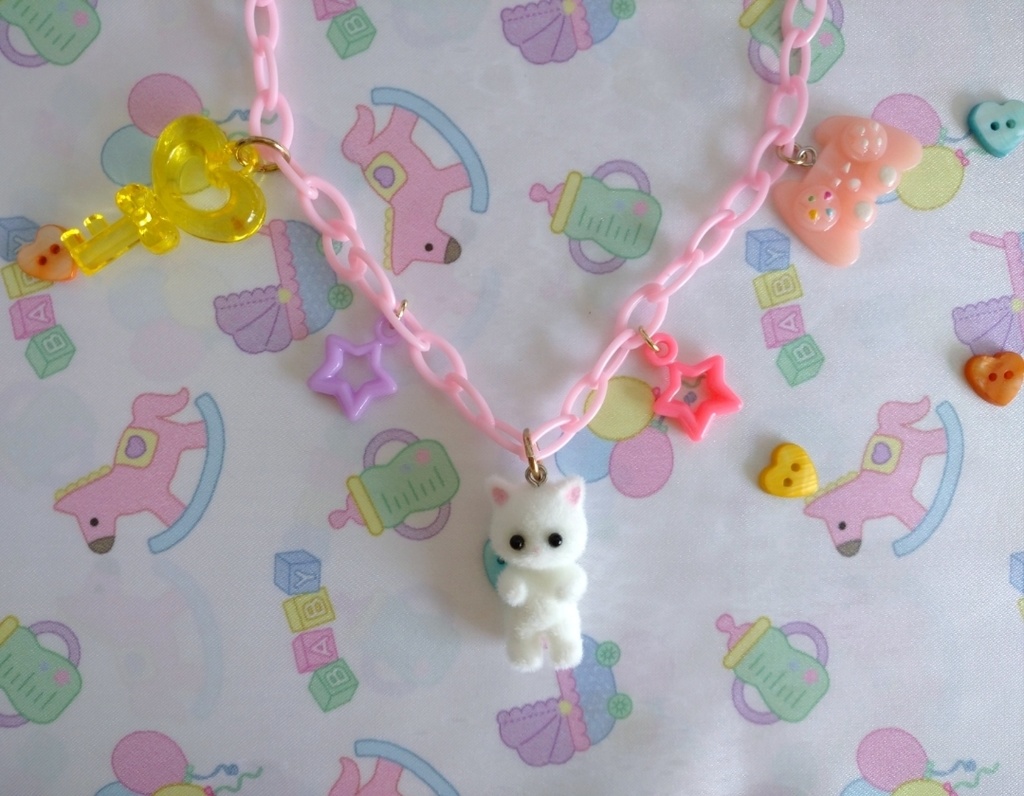 白ネコドールのトイネックレス