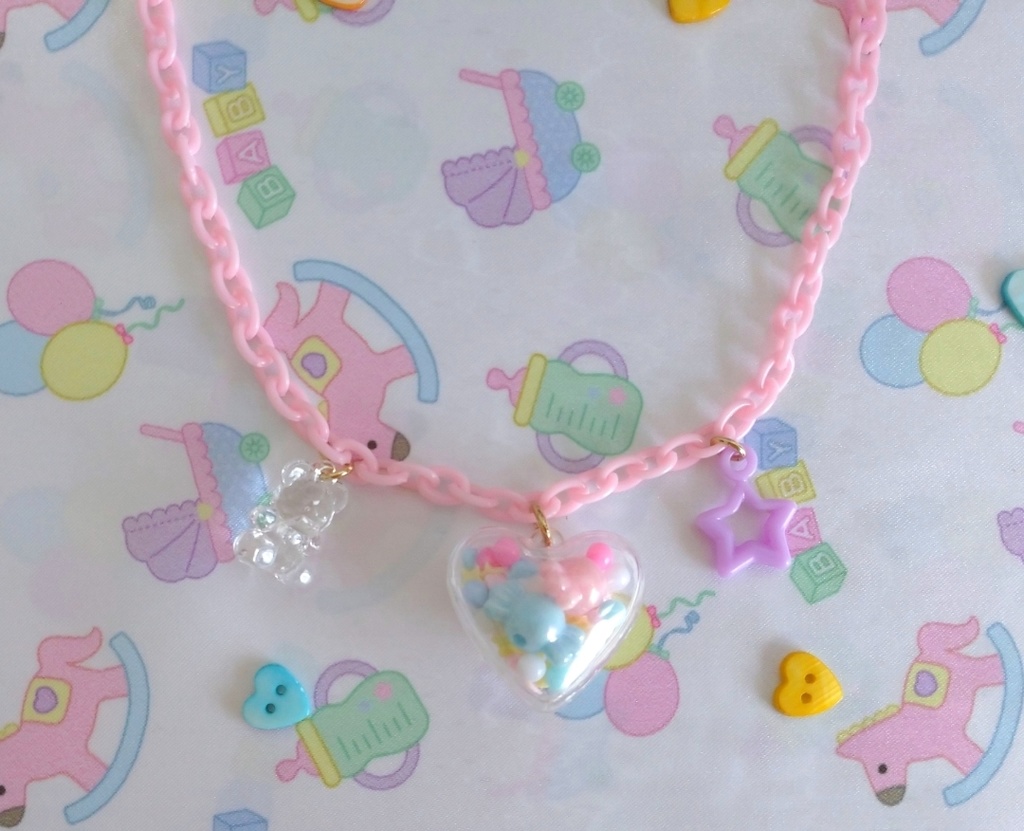お菓子を集めたハートカプセルネックレス