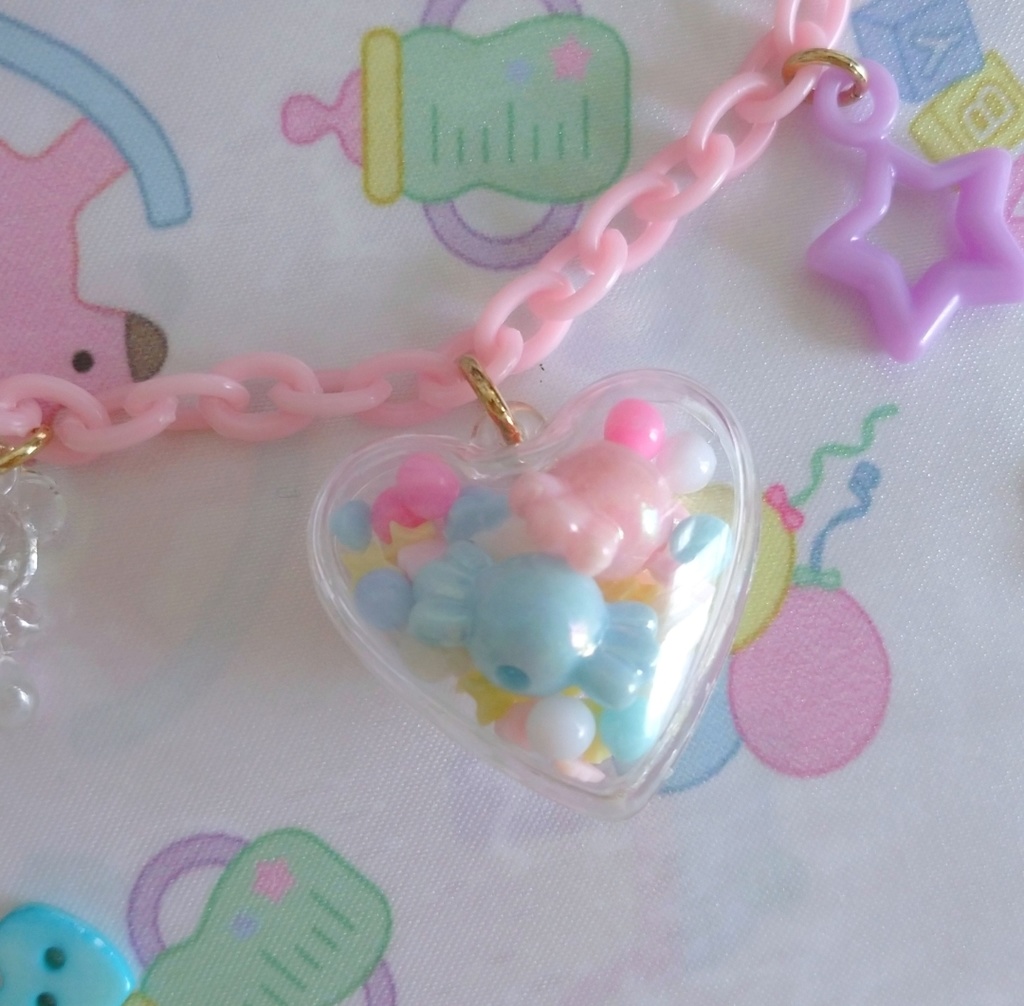 お菓子を集めたハートカプセルネックレス