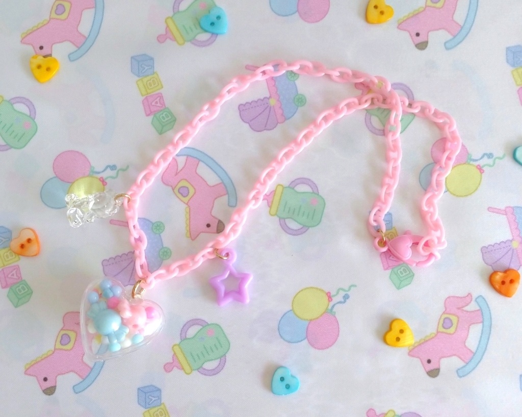 お菓子を集めたハートカプセルネックレス