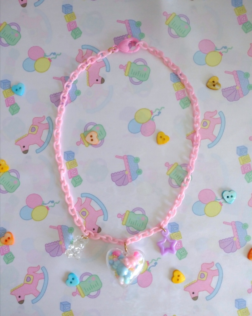 お菓子を集めたハートカプセルネックレス