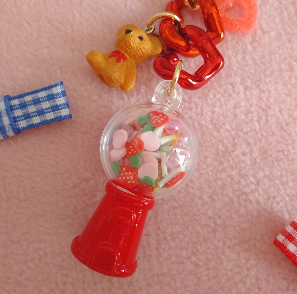 いちごなお菓子のガチャガチャキーホルダー