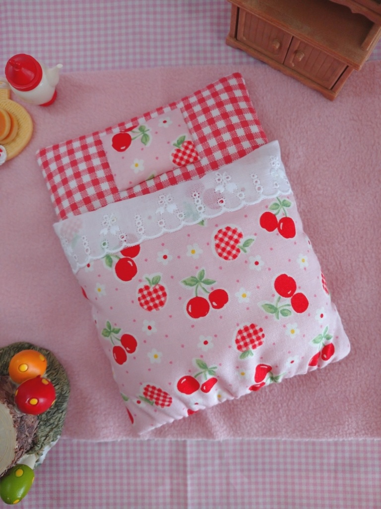 飾って遊べるポケット型おふとん(さくらんぼフルーツ)