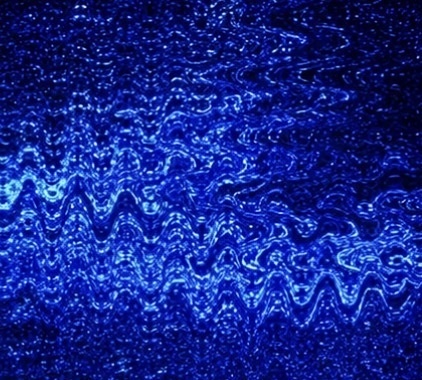 誰にも届かなかった感情が、 ノイズになって夜空を漂う。
