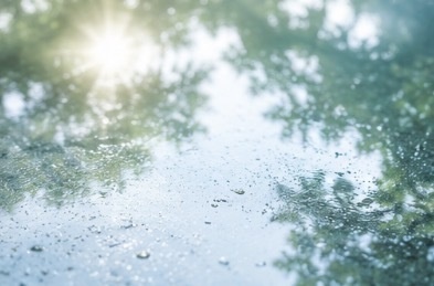 夏の空が水溜りに恋をした…