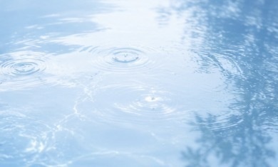 夏の空が水溜りに恋をした…
