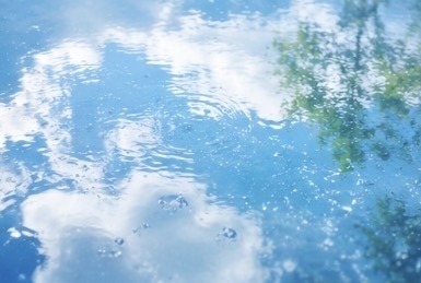 夏の空が水溜りに恋をした…