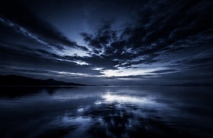 「静寂に溺れる都会の夜」🌙