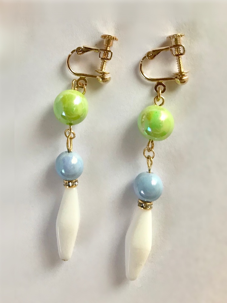 アクリルビーズのロングイヤリング