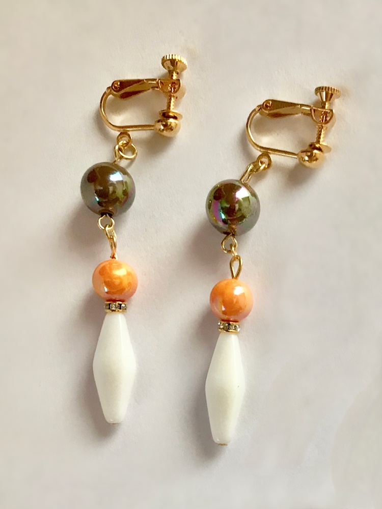 アクリルビーズのロングイヤリング