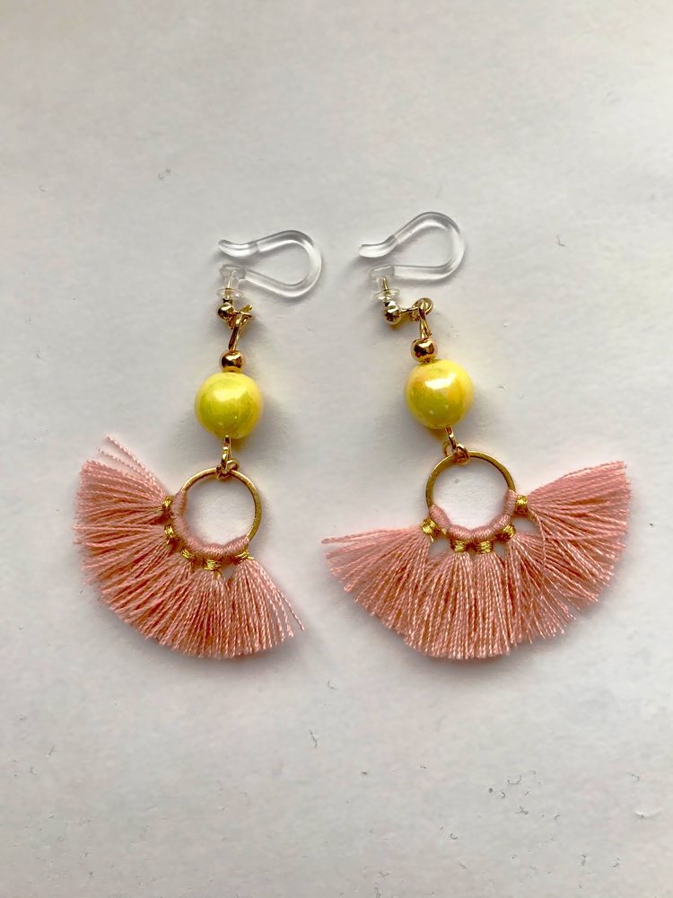 ミニタッセルのノンホールピアス