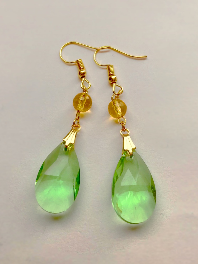 しずく型ビーズのピアス・イヤリング