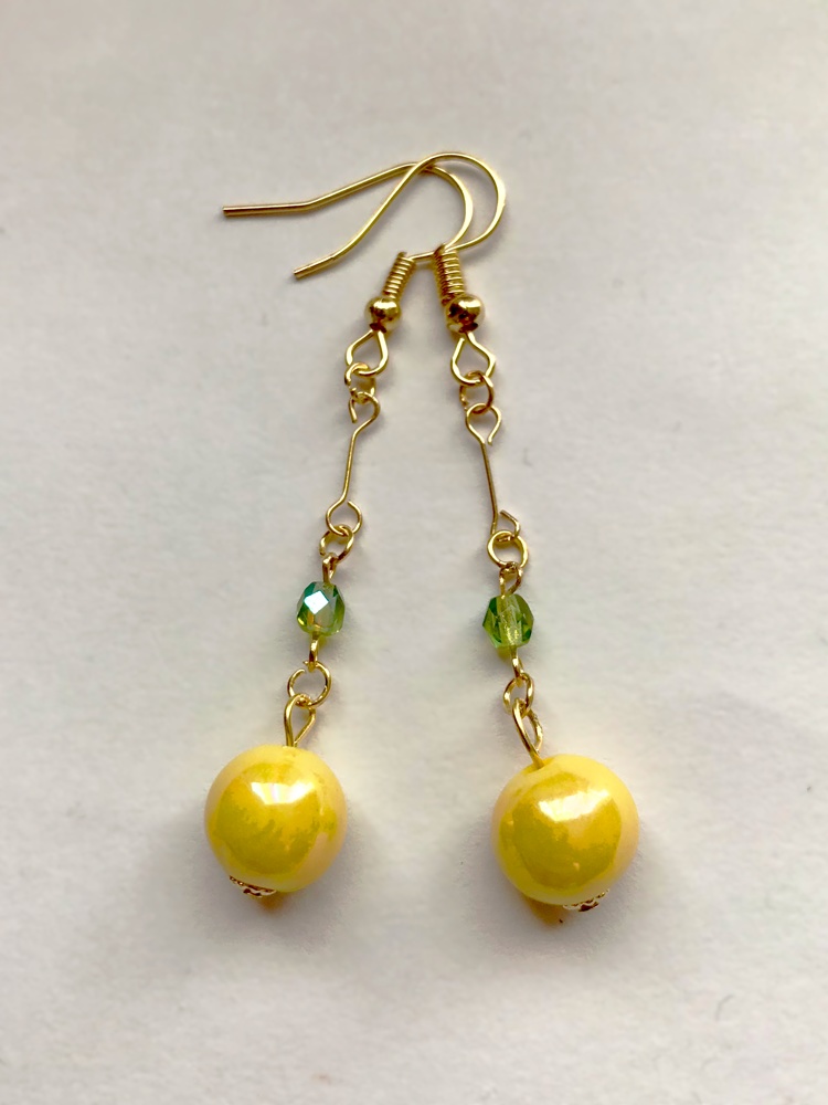 黄色アクリルビーズのロングピアス