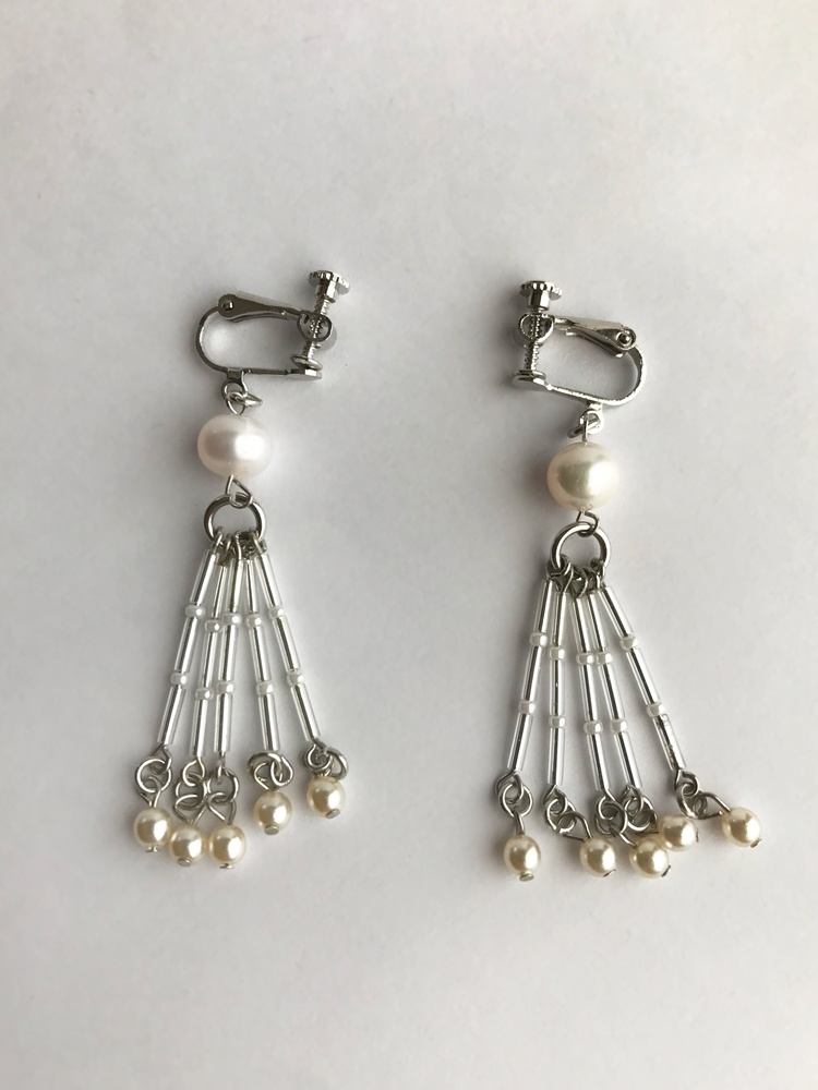 パールビーズのタッセル風イヤリング
