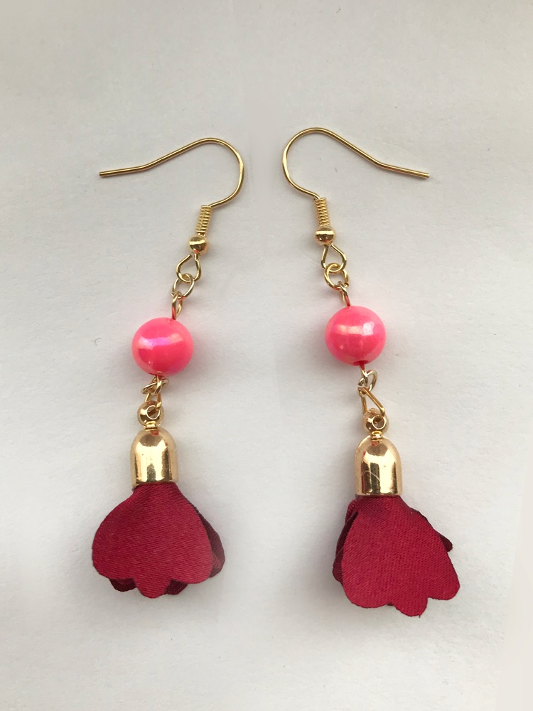 アクリルビーズとフラワータッセルのピアス