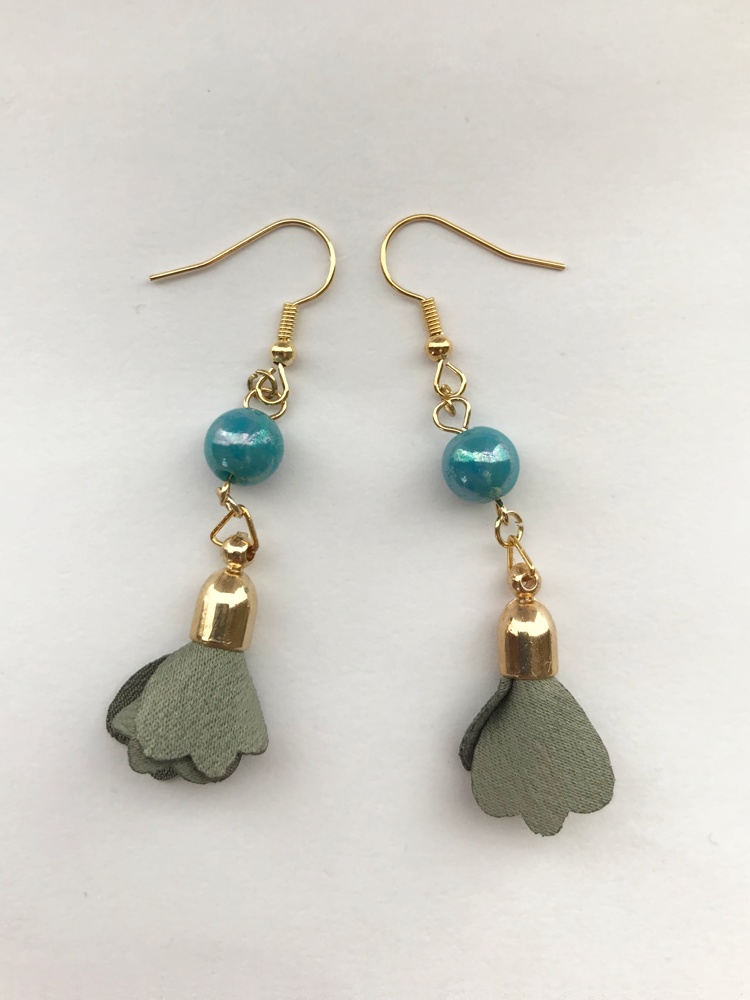 アクリルビーズとフラワータッセルのピアス