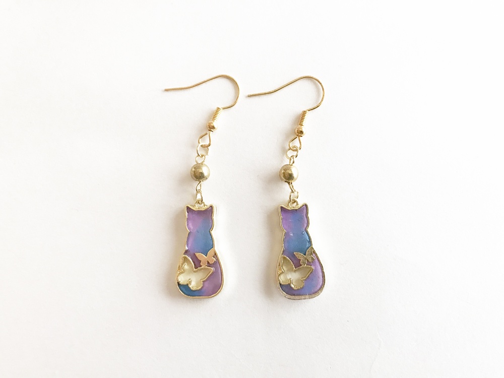 マーブルカラーの猫型ピアス