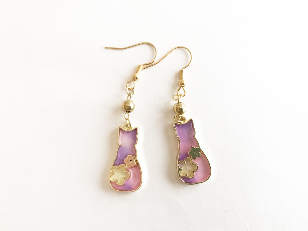 マーブルカラーの猫型ピアス